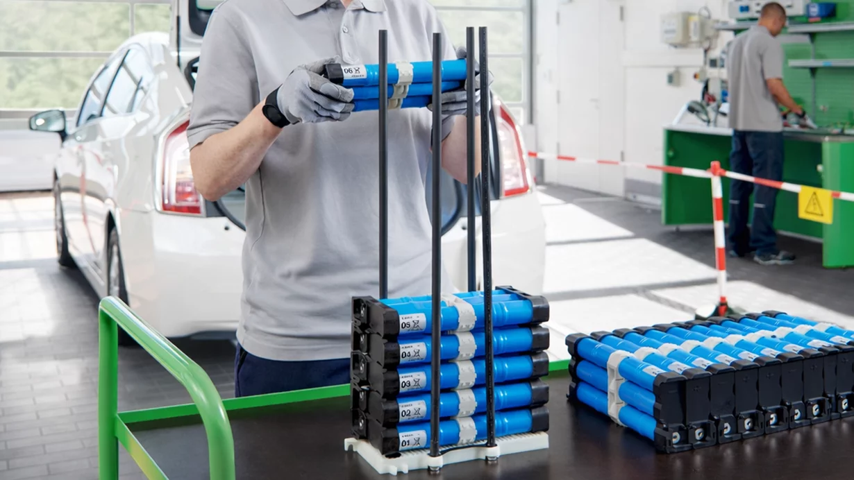 
										Affinch&eacute; Prius e simili continuino a sfrecciare
									