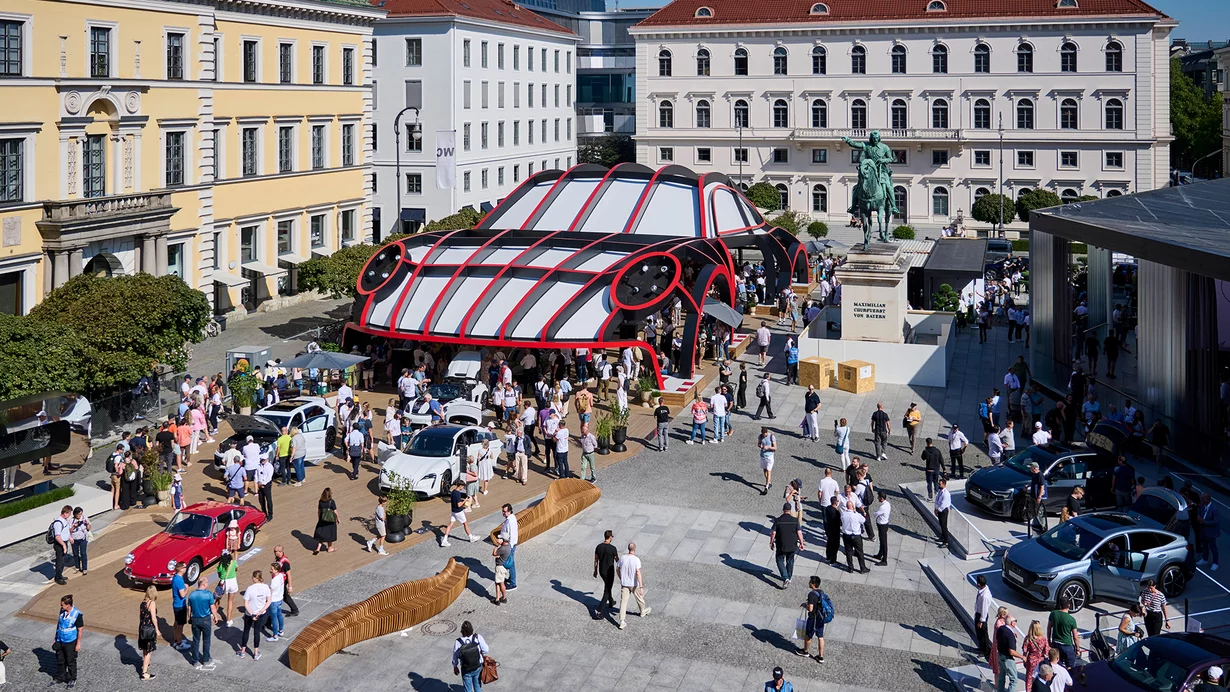 
										Grande salone dell'auto in citt&agrave;
									