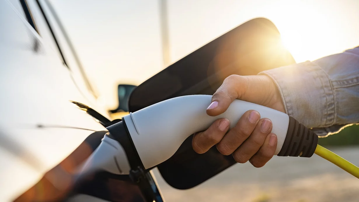 
										Il prezzo elevato della benzina fa crescere l'interesse per i veicoli elettrici
									