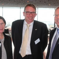 Da sinistra: Bernadette Langenick (auto-i-dat AG), Eric Besch (Presidente UPSA sezione BE Biel Seeland) e Wolfgang Schinagl (auto-i-dat AG)